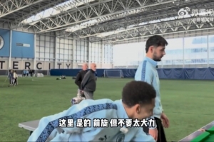 曼城官方晒视频，赵心童教刘易斯和特拉福德打斯诺克
