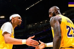 一波3连胜！湖人发布赢球海报：封面为詹姆斯和海斯击掌瞬间