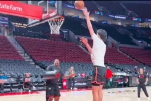 杨瀚森赛前练习对抗下的勾手 三分线外Cross Over单打助教