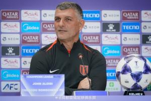 成都蓉城主教练约翰·阿洛伊西和球员罗慕洛出席了赛前新闻发布会