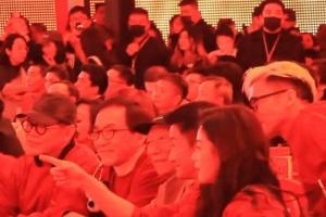 成龙与《镖人》剧组合照！成龙李连杰吴京一众武打巨星齐同框