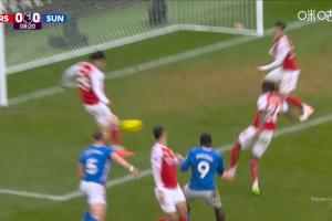 枪手门前现险情！拉亚摘球脱手，哈弗茨回防救空门