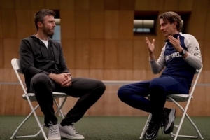 攻守之势易也！卡里克6个月前还处于无业状态，并客串采访弗兰克