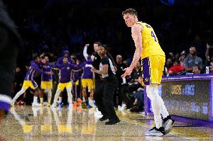 此前主动申请交易！湖记：湖人积极兜售了克内克特但未能达成交易