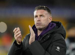 球迷号：不敌切尔西，狼队主场球迷自嘲高歌“我们就是一坨XX”