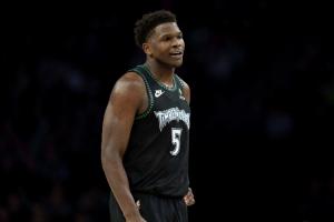 关键球差一点！爱德华兹22中11砍全场最高35分 最后连续两投打铁