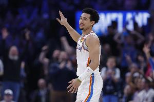 麦凯恩：高中大学都打过给后卫掩护的战术 现在非常适应