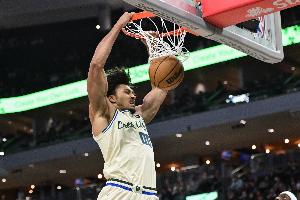 篮板痴汉！希姆斯3中2得到4分15板4助2帽 包括4进攻板