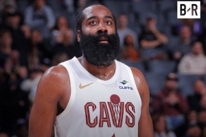 生涯第6队！美媒晒骑士首秀照：哈登能驾驭任何球衣 毫无违和感