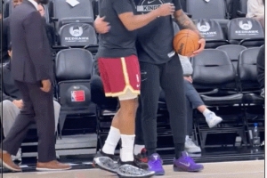 2009届翘楚！哈登赛前和德罗赞耳语寒暄