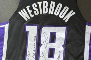 当队友的时候一直没给！基翁·埃利斯晒威少签名球衣：goat - 体育头条