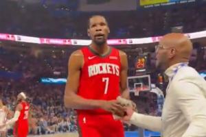 何意味？杜兰特to场边雷密：我可知道你住哪 白人小子！