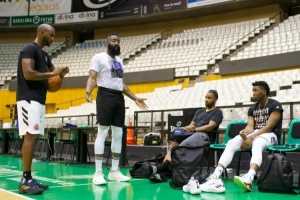 两位阿迪代言人！哈登晒与新队友米切尔旧照：一切都会回到原点