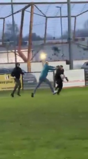 英格兰低级别比赛爆发严重肢体冲突，当地警方介入调查