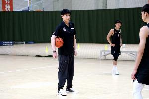 济南时报：山东男篮实力处于下风 但若放手一搏并非没机会赢上海