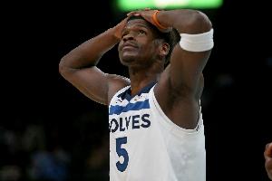 低迷！爱德华兹半场11投仅3中拿到8分出现4失误 三分6中0