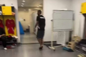 巴黎5-0马赛!金彭贝追逐嘲笑队友塞雷马尼,后者是马赛球迷