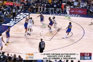 努力追赶！哈登持球强攻 抛投命中继续缩小分差