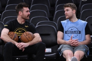 兄弟对决！勇士主场迎战灰熊 赛前帕特·斯潘塞和弟弟卡姆合影