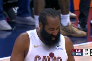 这不给3+1吗？哈登关键三分追平 明显被绊倒没响哨啊！