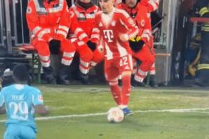 原地踩单车将球碰出边线！卡尔谈状态下滑：我才17岁，会继续努力