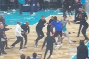 谁的鞋掉啦？斯图尔特上前“偷袭”布里奇斯 现场爆了一地装备