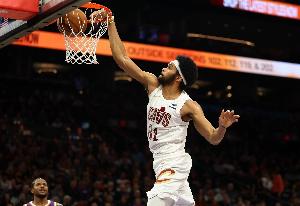 极限出手！阿伦篮下被约基奇封盖 自己拿回来压哨翻身跳投得分