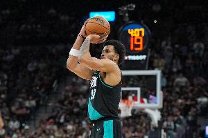 生涯之夜！卡马拉效率爆炸 12中10&三分10中8砍下30分3板3断