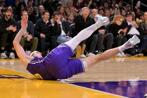 里夫斯：我下半场打得很差 没得到该有的哨子&情绪影响了我