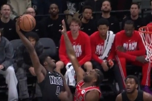 今日十佳球！鲍威尔中路跟进起飞 暴力隔扣帕特里克·威廉姆斯