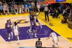 太低级！艾顿再度黄油手丢球失误 雷霆笑纳2分