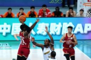 炸！场边看迪亚洛罚球线内一步起跳隔扣卡尔顿！身体姿态极其舒展