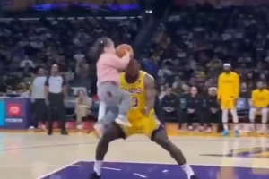 自信拉杆游刃有余！AI小女孩单挑无视防守暴打老詹