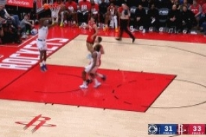 拉坨大的！邓恩抢断一条龙过掉防守扣空篮被筐帽下