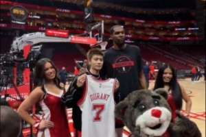 任嘉伦送杜兰特唐装作为礼物 后者回赠签名球衣+合影留念