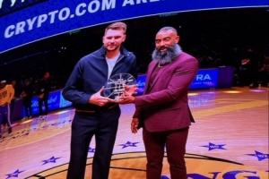 湖人主场迎战马刺 赛前东契奇领取1月份月最佳球员奖杯