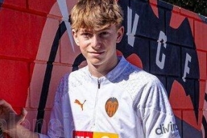 法媒：曼联、阿森纳多队关注瓦伦18岁后卫，他是巴黎创始人的曾孙