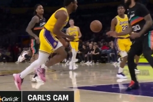 眼疾手快！布朗尼抢断后推反击 助攻八村塁起飞暴扣