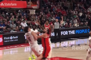 美女记者：杨瀚森肉搏亚当斯让人印象深刻 赛前很多人不敢想象