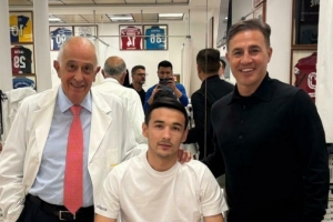 信使报：乌兹别克斯坦国脚后卫膝盖手术，国家队主帅卡纳瓦罗探望