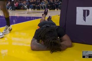 奋不顾身！卡斯尔追防大帽八村失衡落地重摔 久久起身&返回更衣室