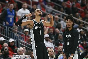 文班：很少看到卡斯尔倒地这么久 相信他很快就能回归