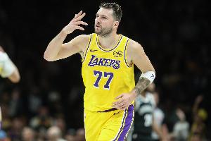 队记：东契奇未排除周五出战独行侠的可能性 并希望出战全明星