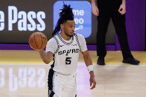 米奇：卡斯尔骨盆挫伤&明天他的尾骨估计很疼 是否出战勇士待定