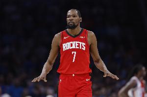 沮丧？杜兰特底角处于空位 伸手要球但申京没给