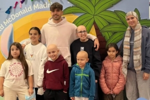 马卡：阿森西奥探望患白血病儿童，捐赠大量厨房用品给慈善机构