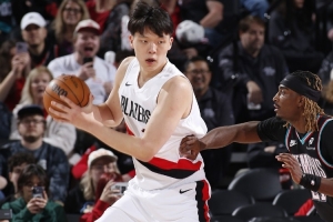 拓媒：杨瀚森在场上很笨拙 运动能力较差 这样很难在NBA成功