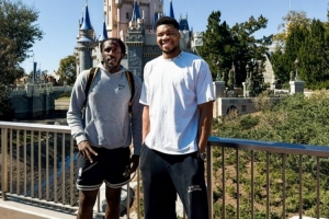 伤员忙里偷闲~雄鹿客场挑战魔术 字母哥和普林斯去迪士尼游玩