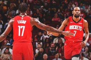 主场赢球！火箭官方发布赢球海报：封面为杜兰特和伊森击掌瞬间