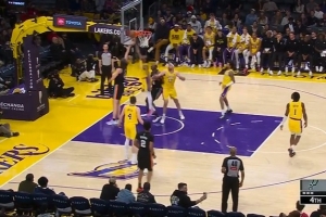 活力十足！布朗尼跟防钉板大帽奥利尼克 进攻端撤步三分洞穿篮心